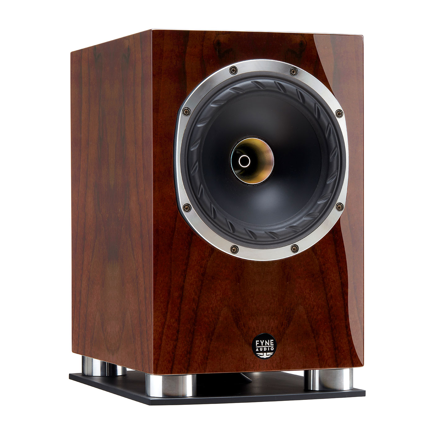 Fyne Audio F500SP v ořechovém vysokém lesku ze tříčtvrtečního pohledu na hliníkovém soklu s koncentrickým měničem IsoFlare