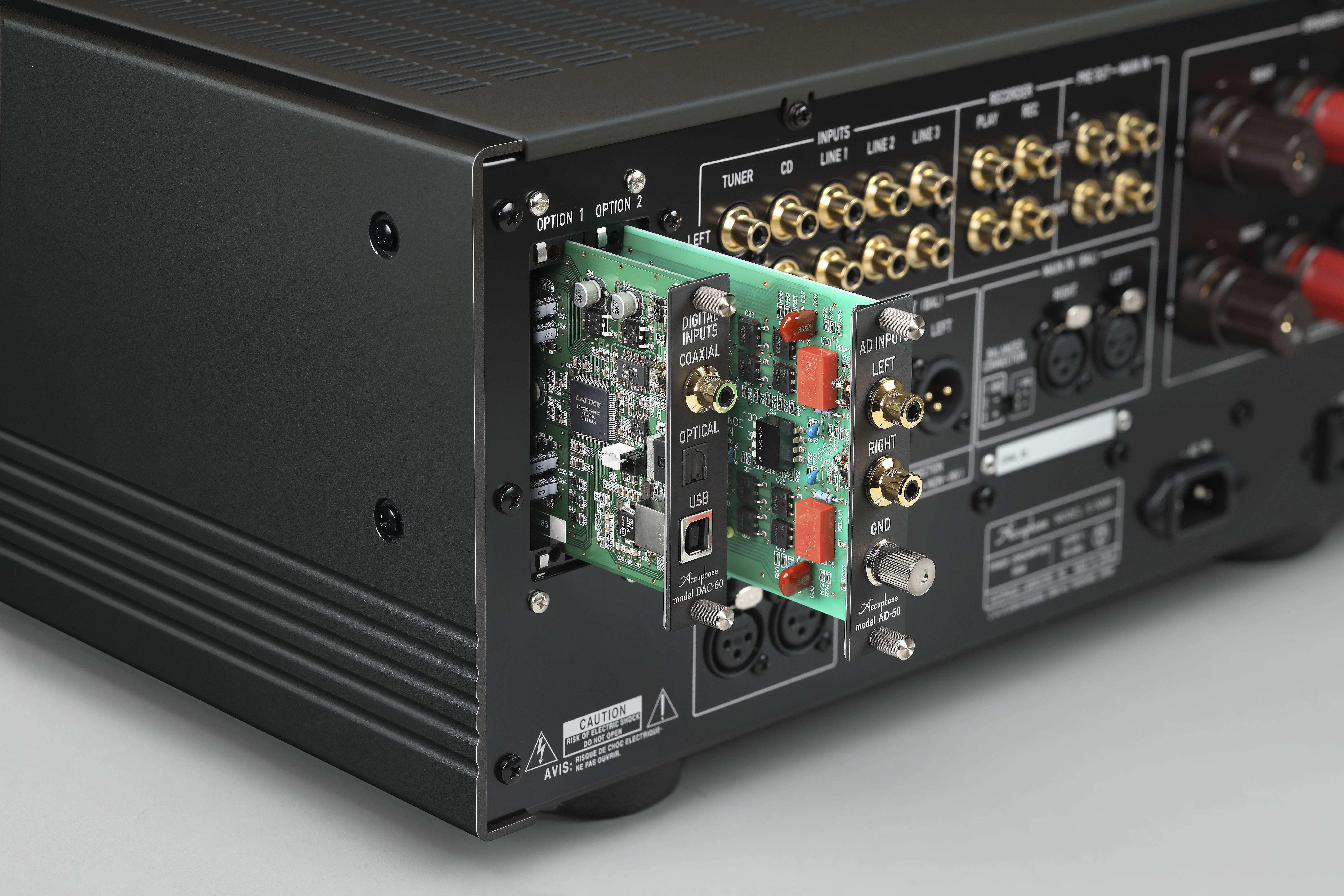 Detail vsazeného volitelného modulu Accuphase do slotu OPTION na zadním panelu E-5000 — deska s USB, koaxiálním a optickým vstupem