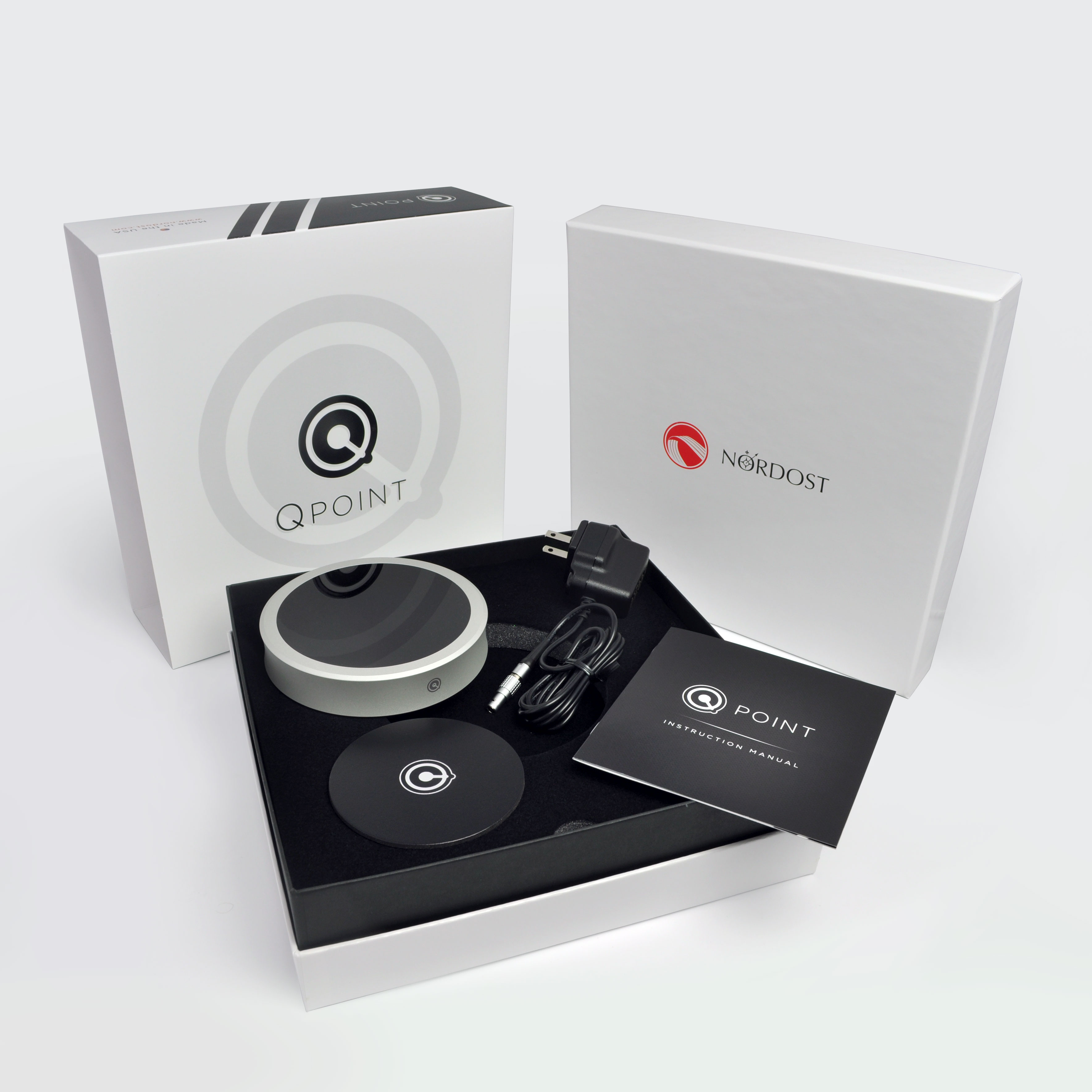 QPoint připojený k lineárnímu zdroji v audio racku
