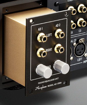 Accuphase AD-2900 vsazený v čelním panelu předzesilovače, detail vstupů AD 1 a AD 2