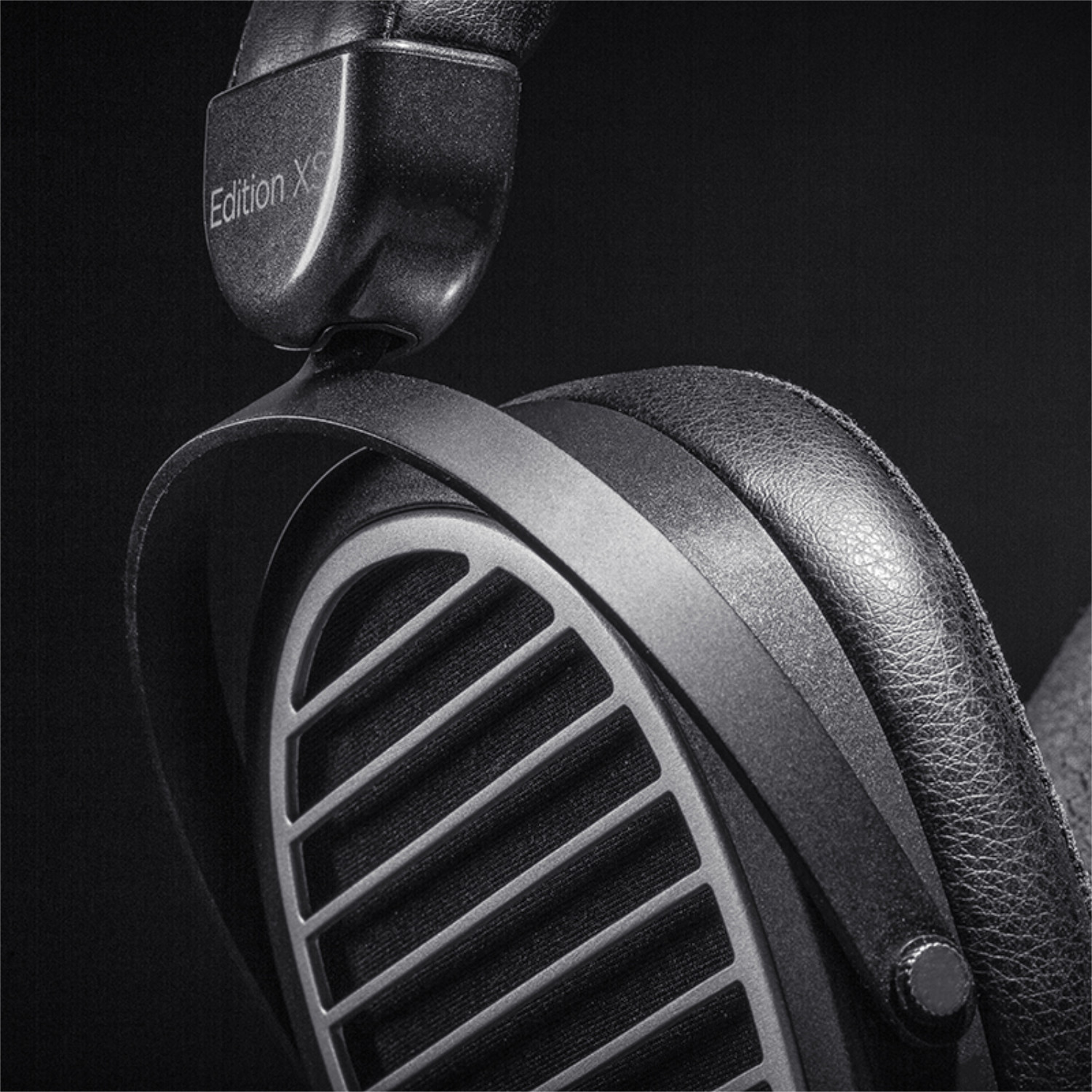 Detail planárně-magnetického měniče HIFIMAN Edition XS — close-up mřížky a membrány