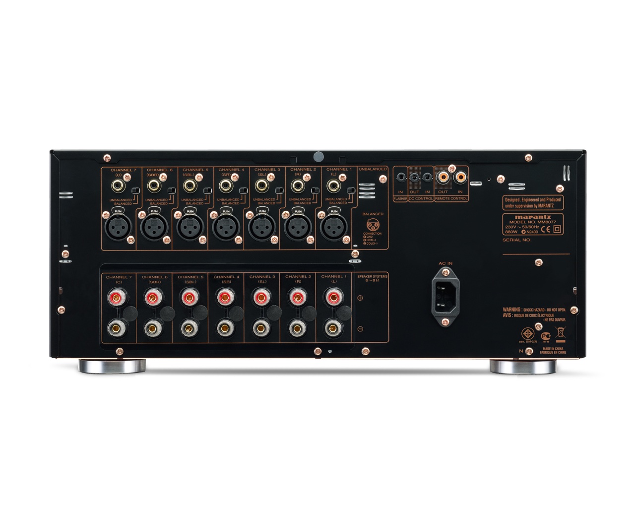 Zadní panel Marantz MM8077 se symetrickými a nesymetrickými vstupy a zlacenými reproduktorovými terminály pro sedm kanálů