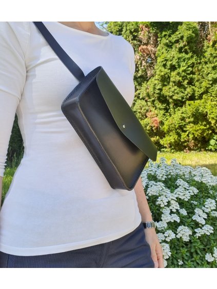 malá kožená kabelka