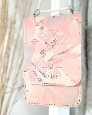 Poslední malovaná, kterou jsem dělala a kterou najdete na e-shopu. Vždycky když pokládám kůži do barev na vodní hladině,...