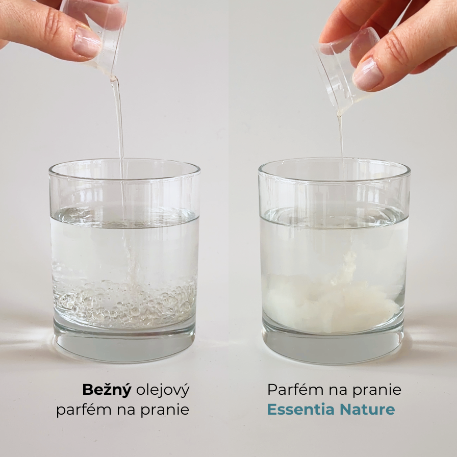 Test rozpustnosti – nalievanie parfumu na pranie do pohárov s vodou