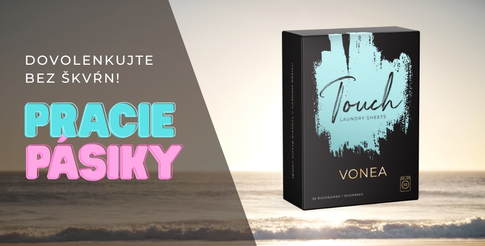 Pracie pásiky VONEA Touch – praktické balenie na cesty. Nápis Dovolenkujte bez škvŕn! vedľa krabičky pracích pásikov na pozadí západu slnka pri mori. Pracie pásiky pre voňavý domov a čisté pranie kdekoľvek.