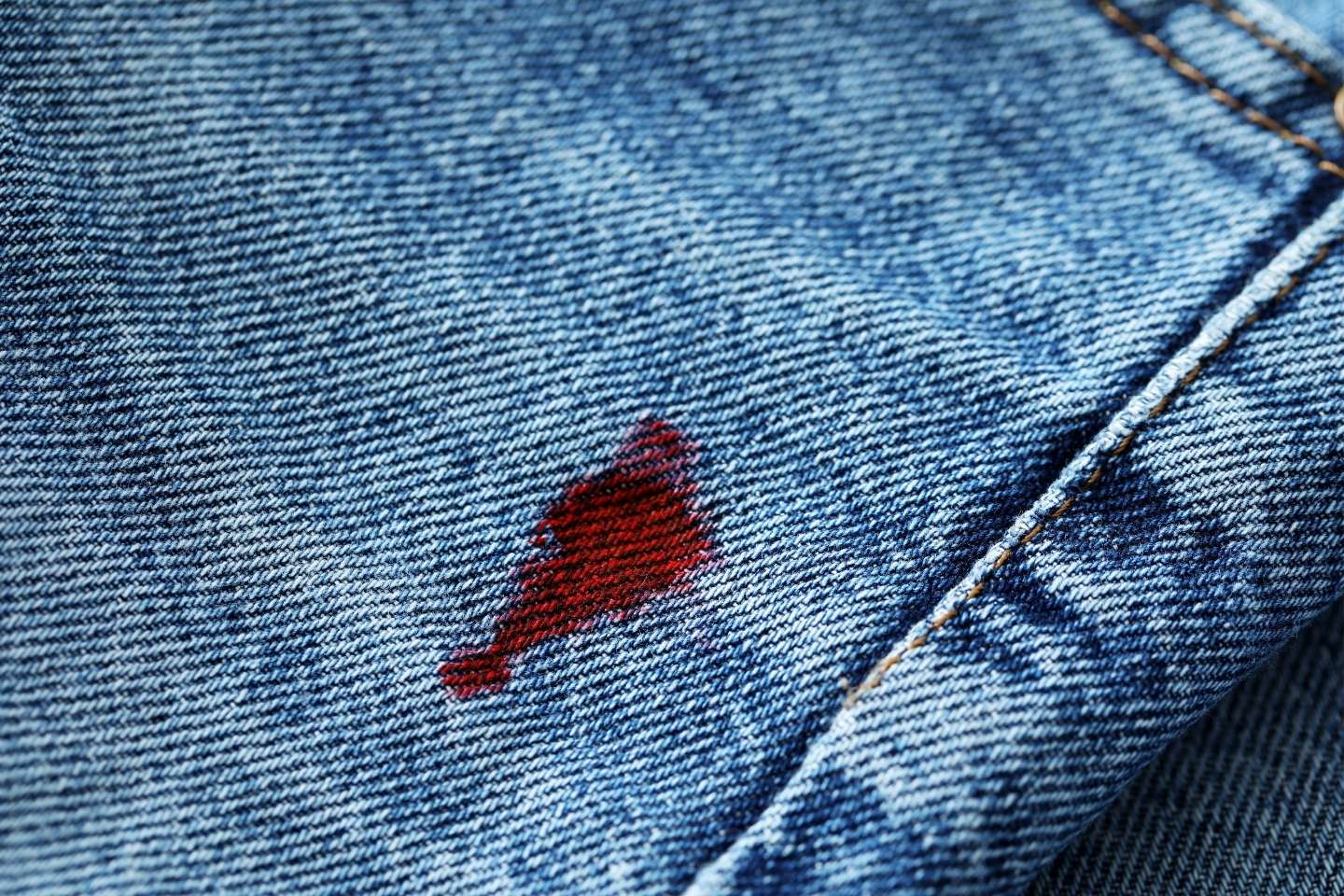 Ako-odstranit-krvave-skvrny-z-oblecenia-1