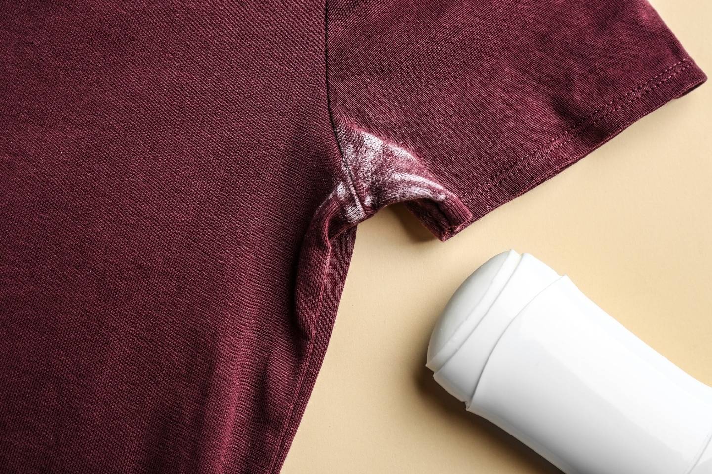 Ako odstrániť žlté škvrny od potu a deodorantu z oblečenia