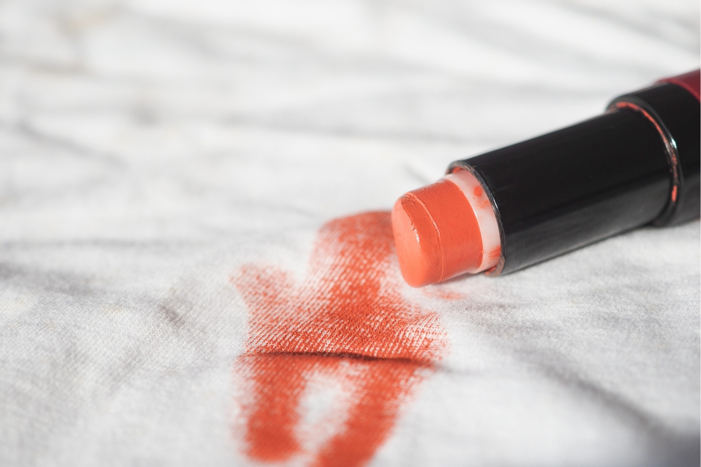 ako-odstranit-makeup-z-oblecenia4