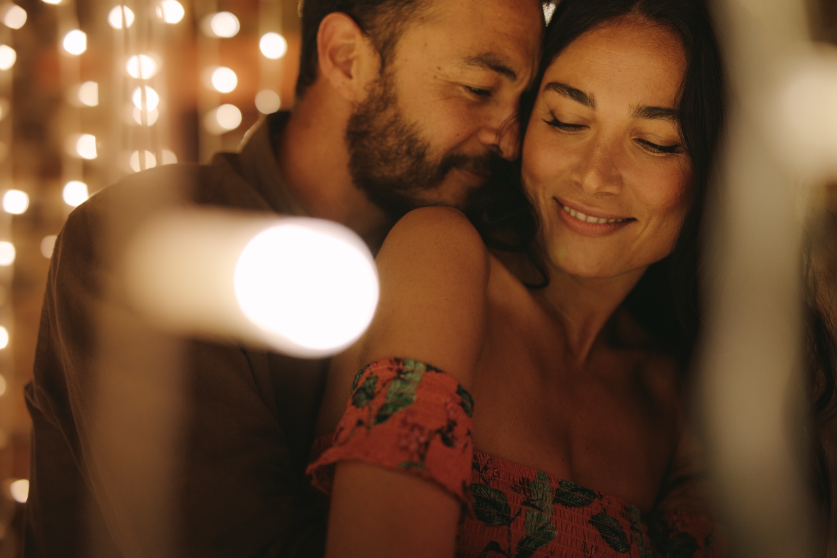 Spomienka na prvé rande - zamilovaný pár sa objíma vo večernom svetle