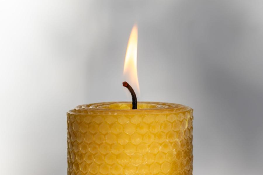 Ručne točené sviečky z medzistienky: Osvecujúca krása včelieho vosku