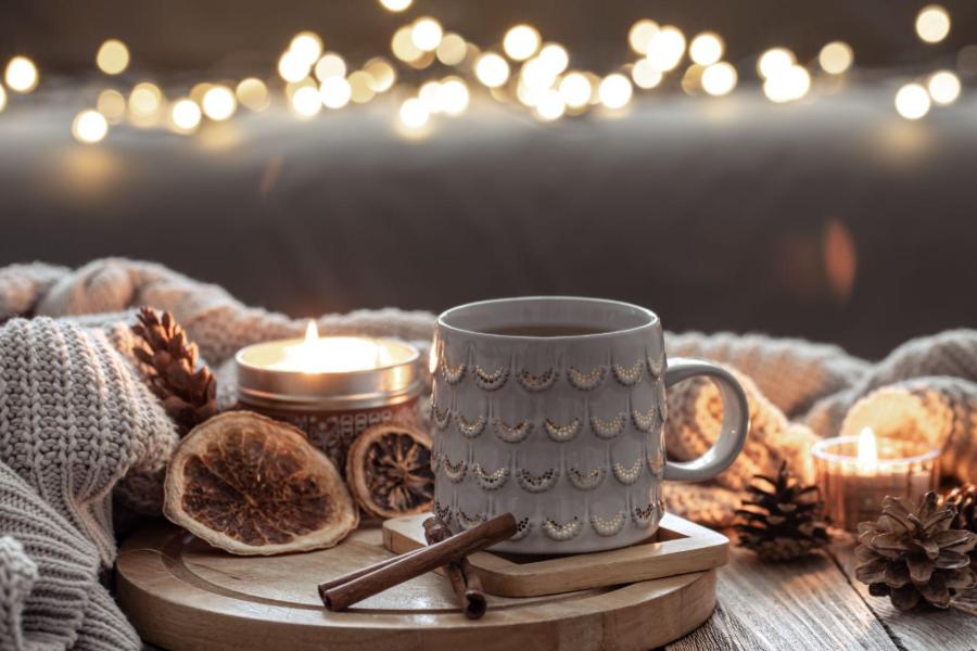 Svetlo a teplá atmosféra vianoc: Magická úloha sviečok v sviatočnej tradícii
