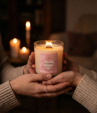 Láska má mnoho podôb. Ticho, úsmev, dotyk a vôňa, ktorá vás spojí 🤍 Naša nová sójová sviečka Na lásku vznikla ako pocta...