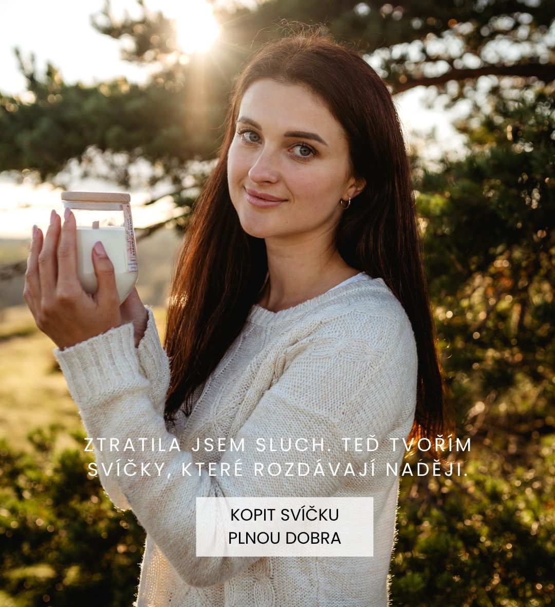 Neslysici tvurkyne svicek Eva drží sojovou svíčku