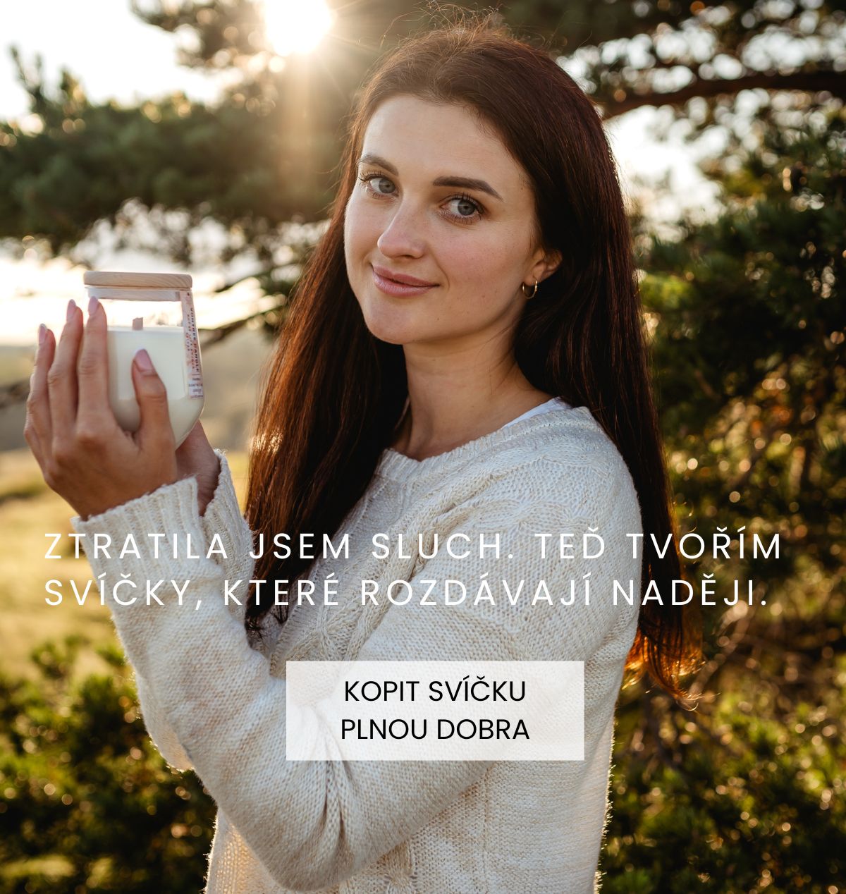 Neslysici tvurkyne svicek Eva drží sojovou svíčku