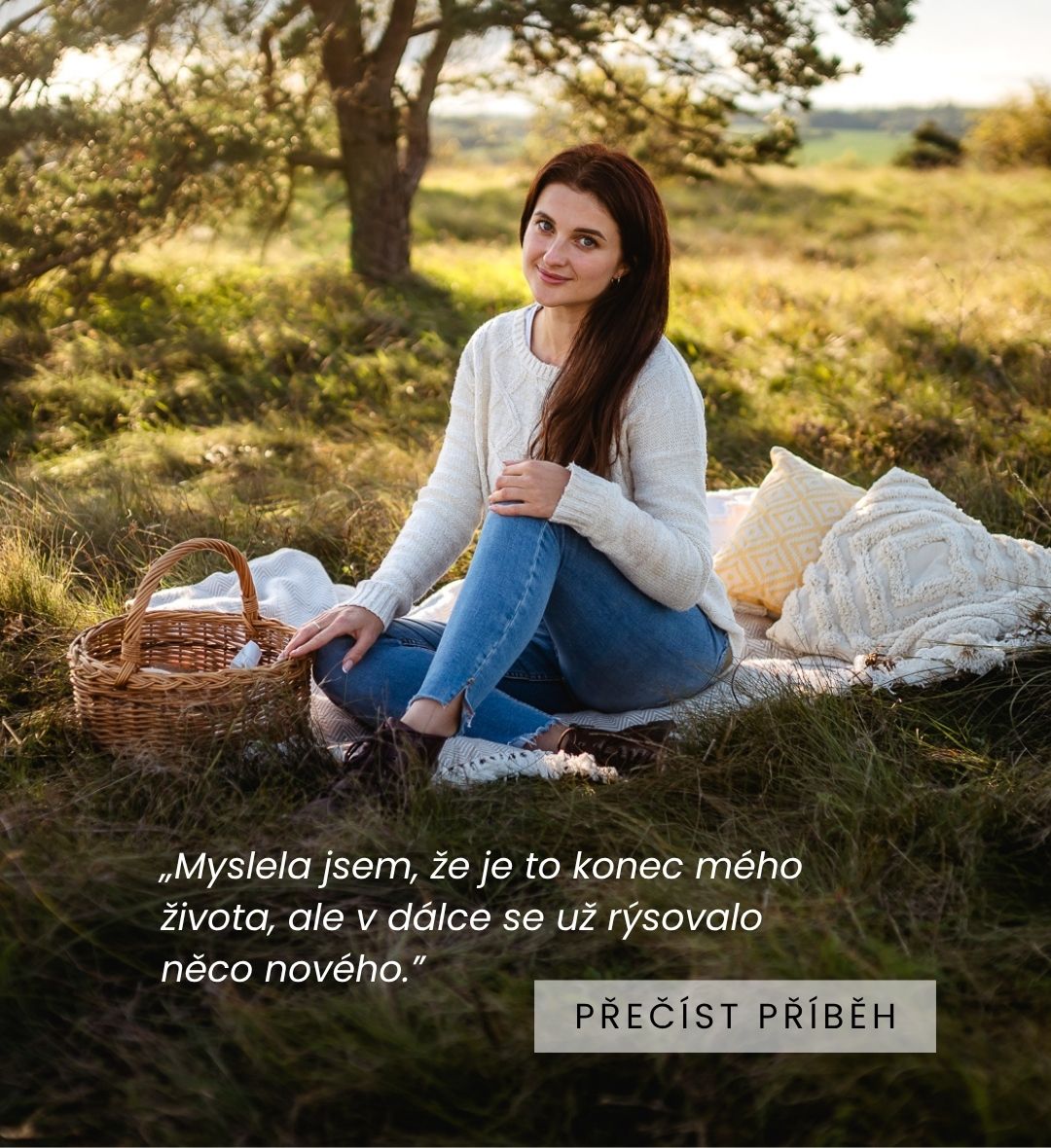Eva sedi na dece v prirode a ukazuje svicky