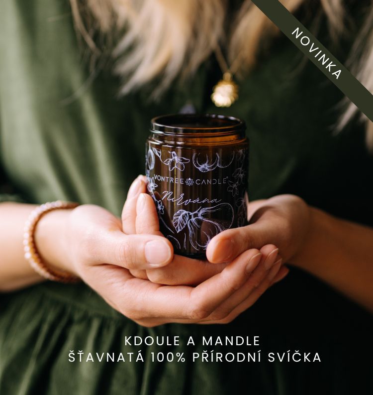 Svicka v hnedem skle v rukou zeny