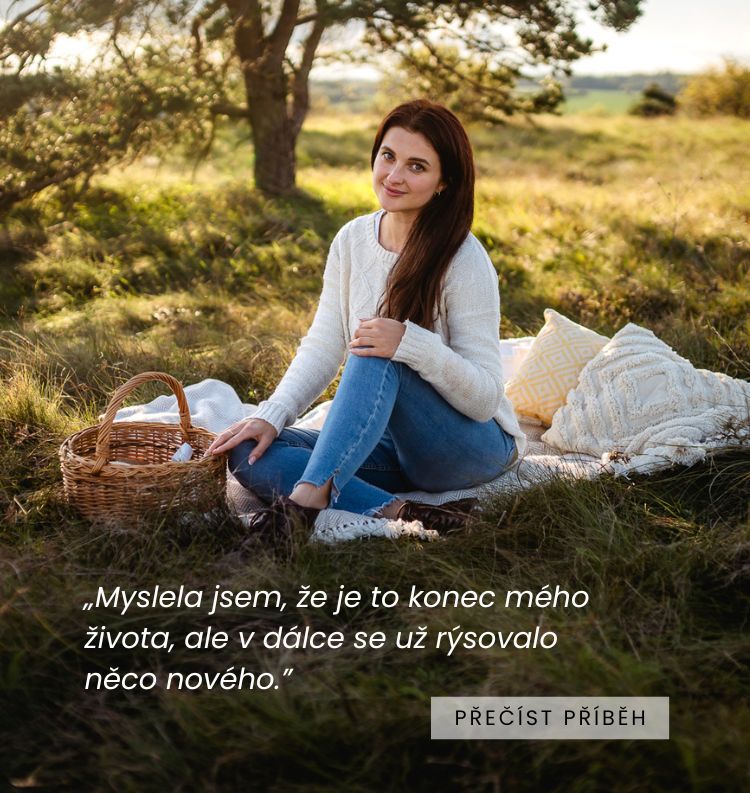Eva sedi na dece v prirode a ukazuje svicky