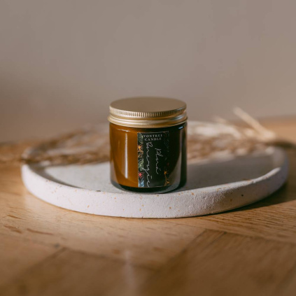 Prirodni sojova svicka ve skle s vickem pomeranc zazvor