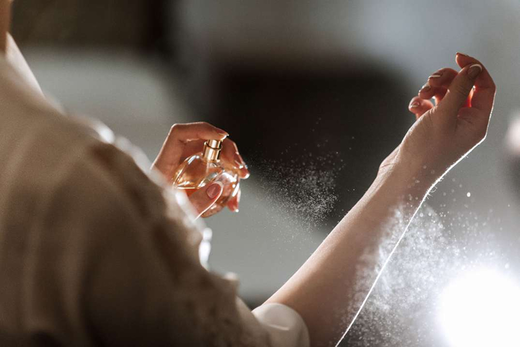 🕐 Ako predĺžiť výdrž parfému: aplikácia, vrstvenie, skladovanie