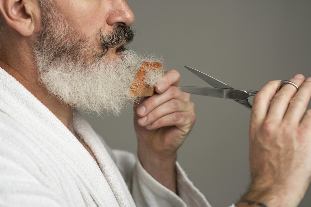 close-up-man-grooming-beard