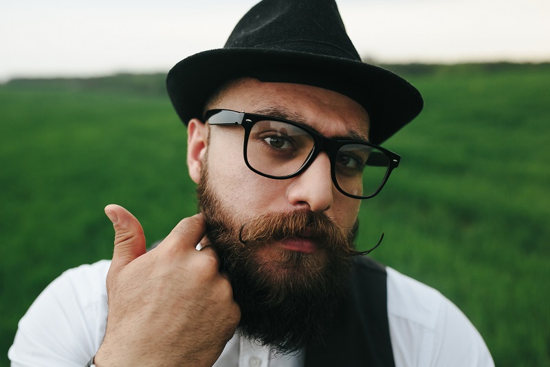 close-up-man-with-beard-glasses