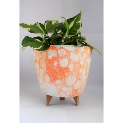 Obal na květináč recyklovaný papír bubble art lososová na nožkách