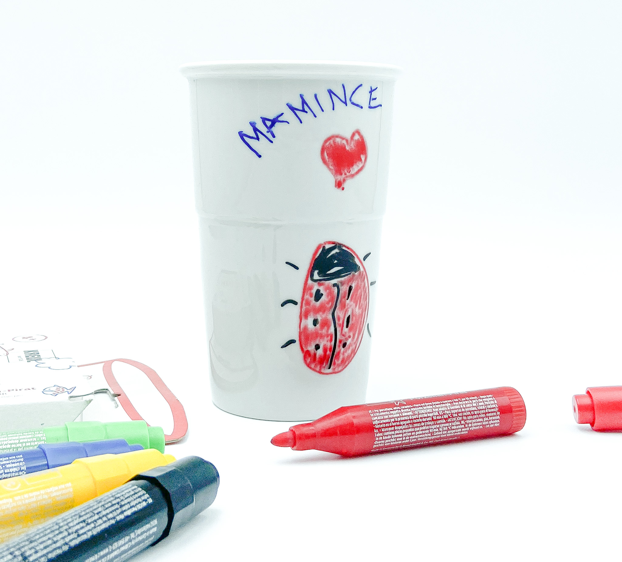 Hrnek s fixy pro kreativní výtvory vašich dětí.