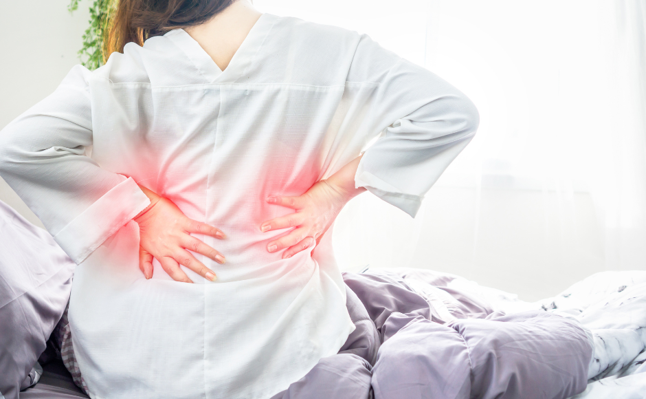 Co se skrývá za ranní bolestí zad?