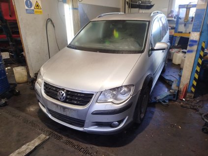 Volkswagen Touran kombi 2.0tdi 103kw BMM  šedá