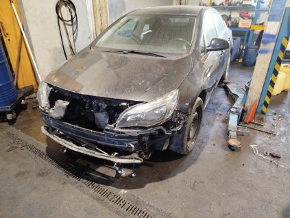 Opel Astra J sedan 1.6i 85kw A16XER  černá