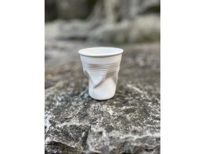 porcelanovy kelimek na kavu holst bily