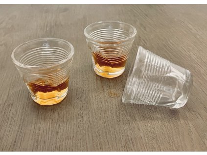 Panáková sklenička designová "zmačkaný" kelímek 115 ml
