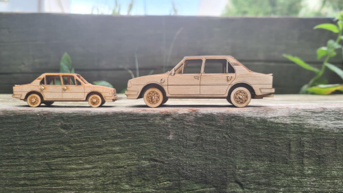 Dřevěné stavebnice osobního vozu Škoda 120 modelu M v měřítku 1:43 a 1:64
