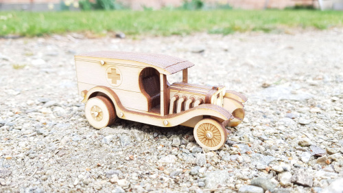 Model starého nákladního vozu upraveného do sanitky C-Cab Phaeton 1:64