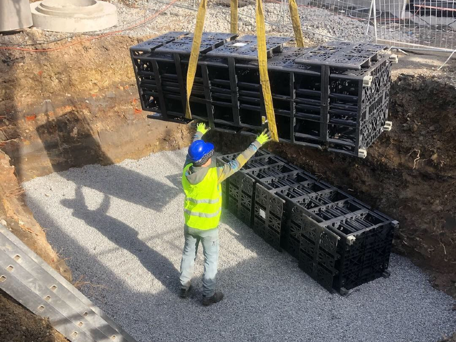 Přepad z nádrže: Jak navrhnout odtok dešťové vody, aby fungoval spolehlivě