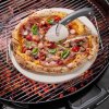 Pizza kámen kulatý, se stojánkem + Pizza kolečko DARIOSO - GEFU  Kámen na pečení pizzy včetně kráječe DARIOSO - GEFU