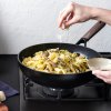 Wok pánev ECO-SMART SHAPE 28 cm, světlá rukojeť - GreenPan  Wok ECO-SMART SHAPE 28 cm, světlá - GreenPan