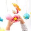 Kolotoč nad postýlku se světelným projektorem Baby Mix šedý