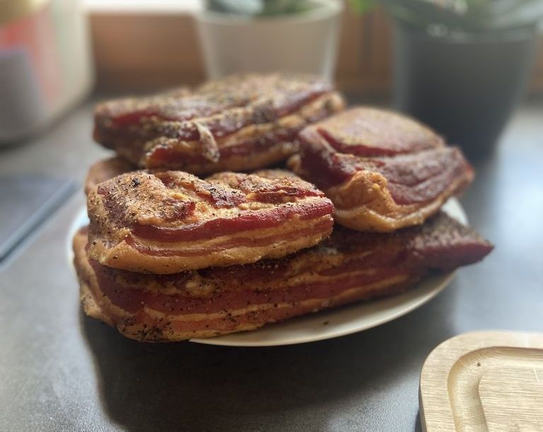 Slanina v udírně Bradley