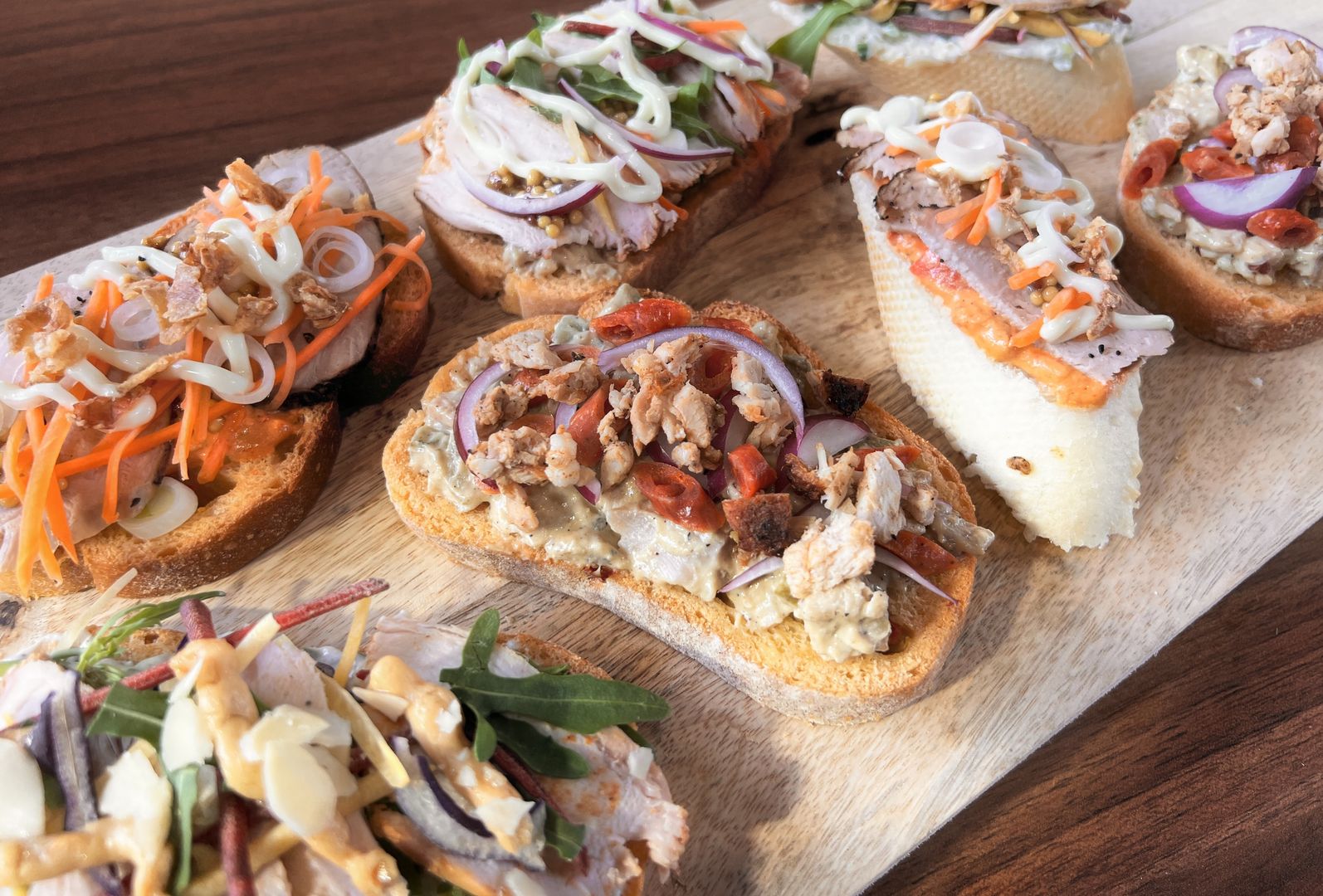 Chlebíček s pomazánkou ze spálených paprik s grilovanou vepřovou panenkou