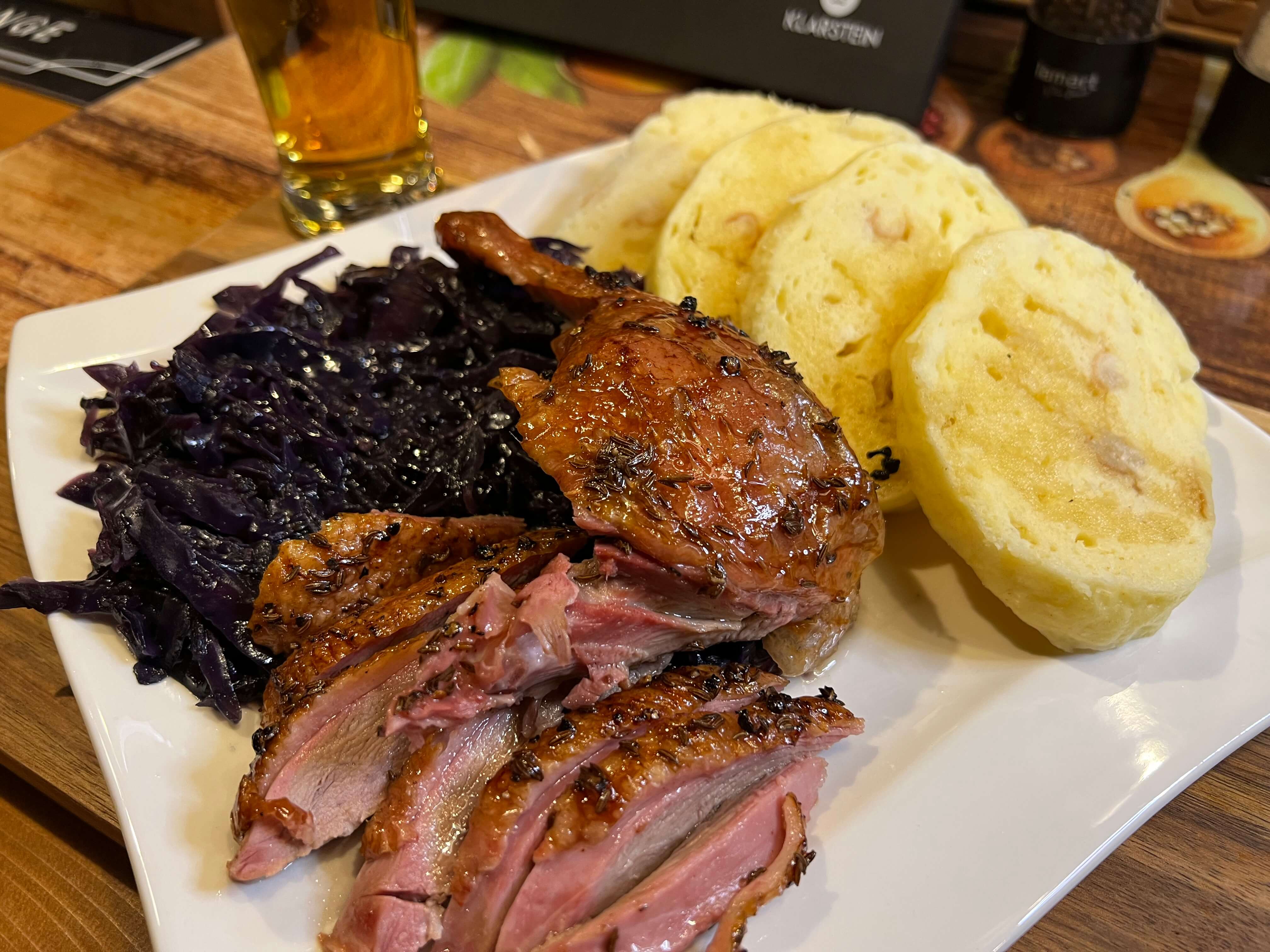 Grilovaná kachna s červeným zelím