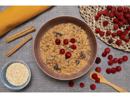 Quinoa s brusinkami a smetanovým přelivem, Forestia, www.vseprokaravan.cz