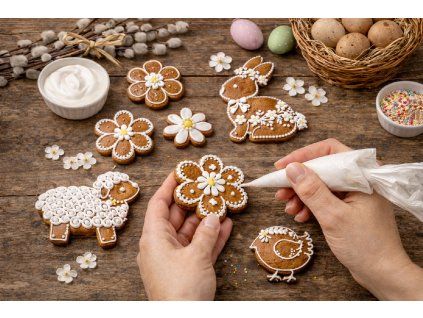 Perníčky zdobené bílou polevou