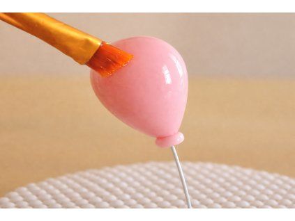 Lesklý marcipán se zlatým štětcem