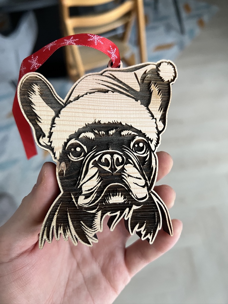 Vsepropejska Vánoční baňka psa se Santa čepicí Plemeno: Fr. buldoček