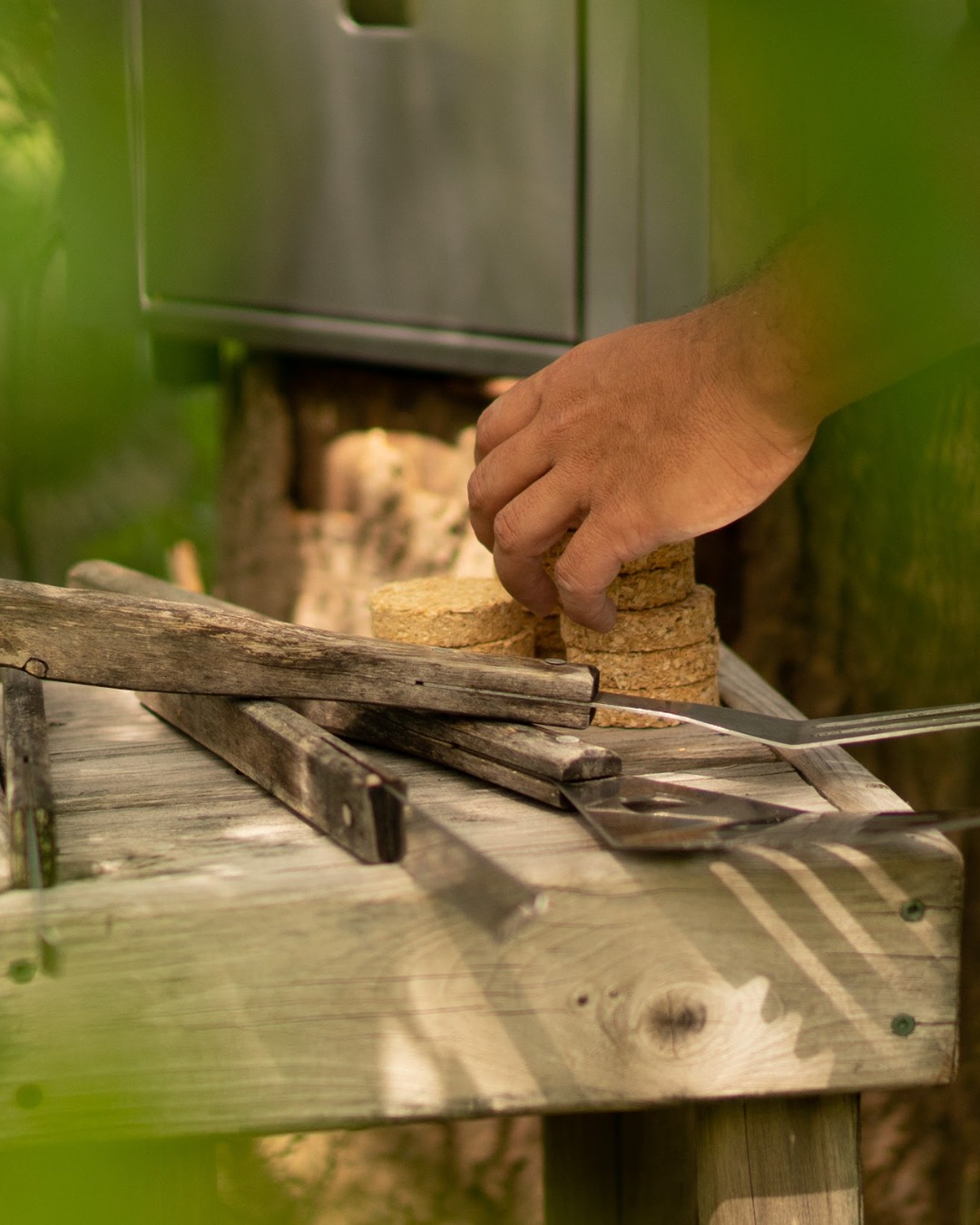 Najlepšie palivá na údenie: Drevo, štiepky alebo brikety?
