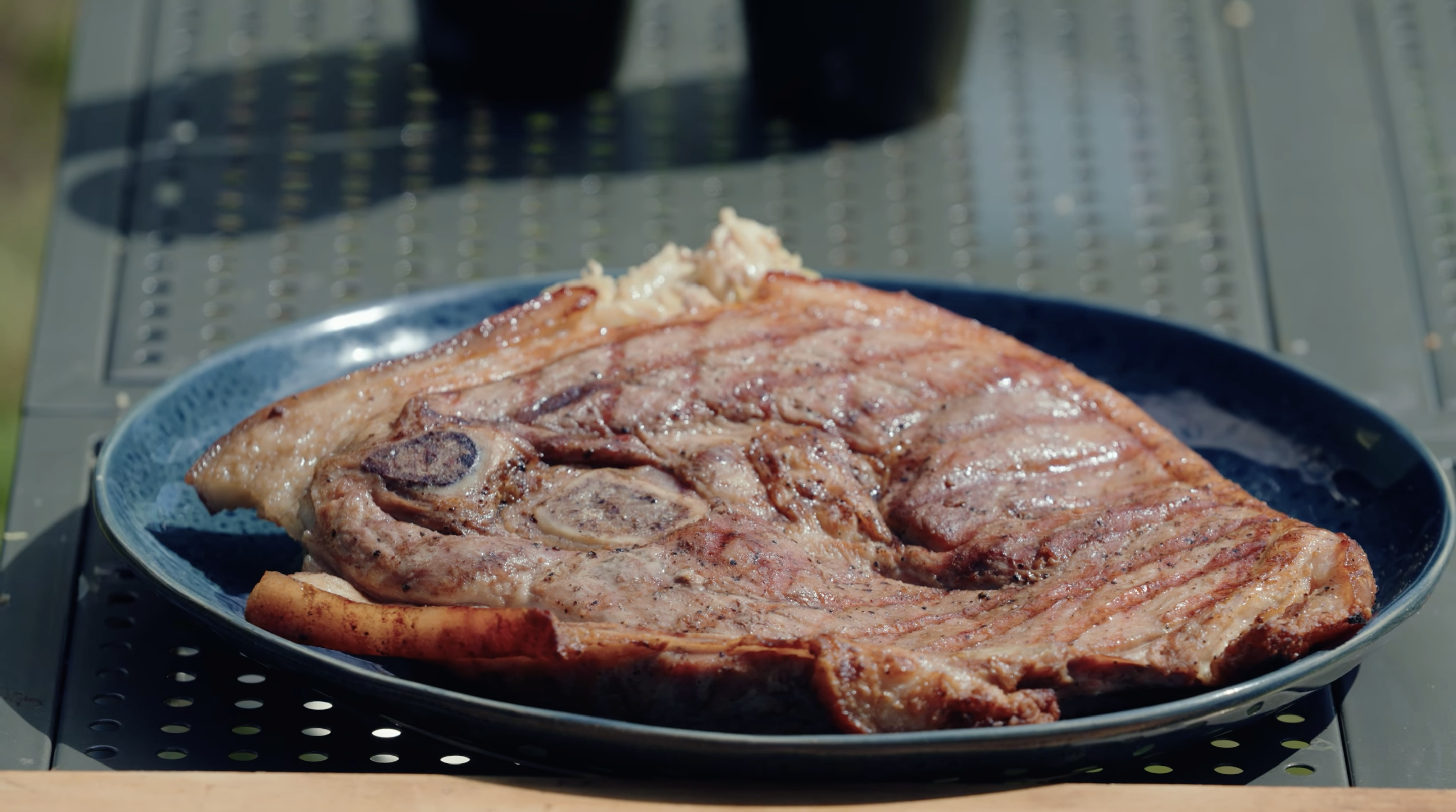 BRAVČOVÝ TOM & JERRY STEAK NA GRILE SO SMOTANOVÝM KELOM