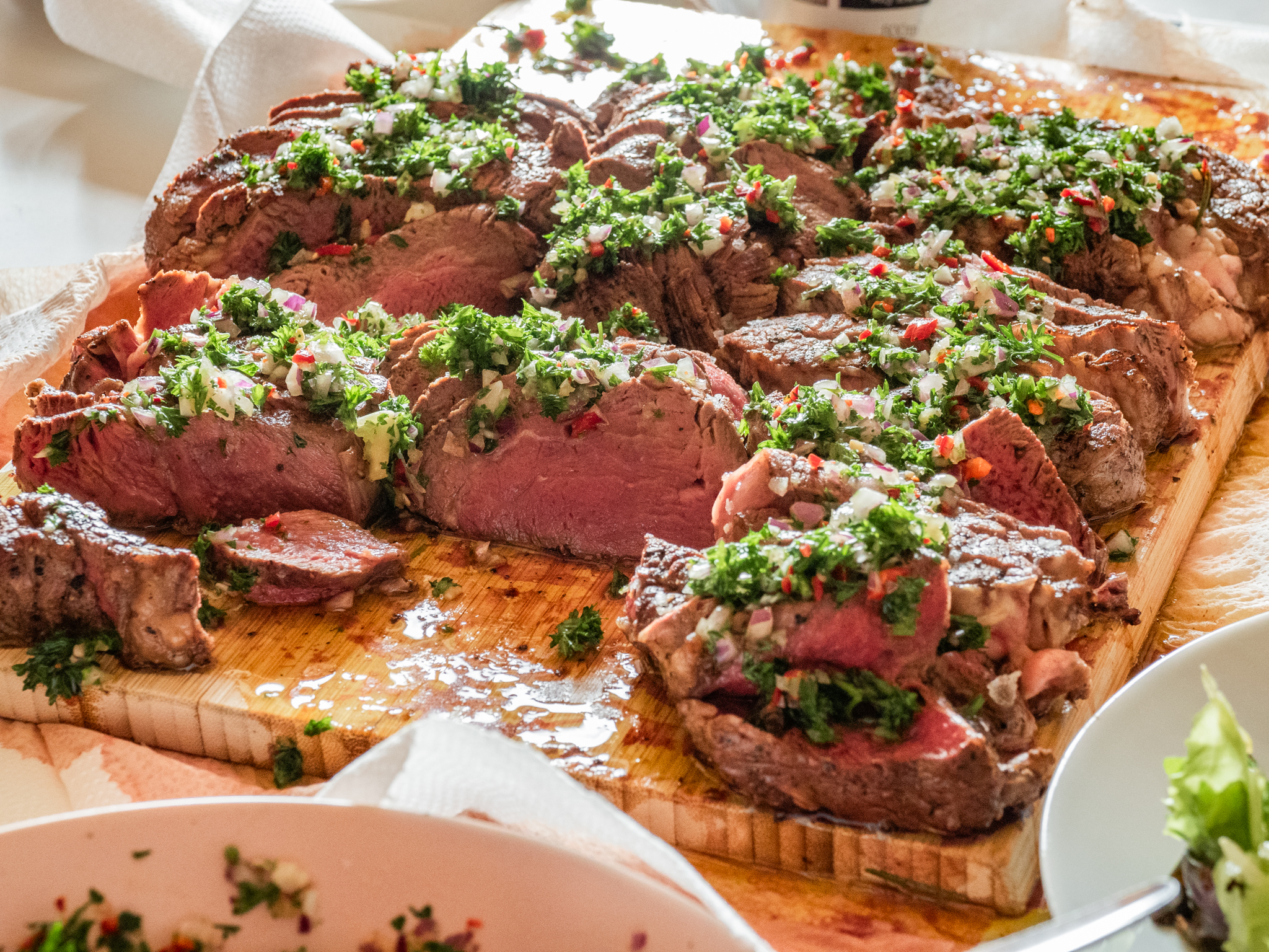 Grilovaný steak s kukuricou a omáčkou chimichurri v grile na pelety