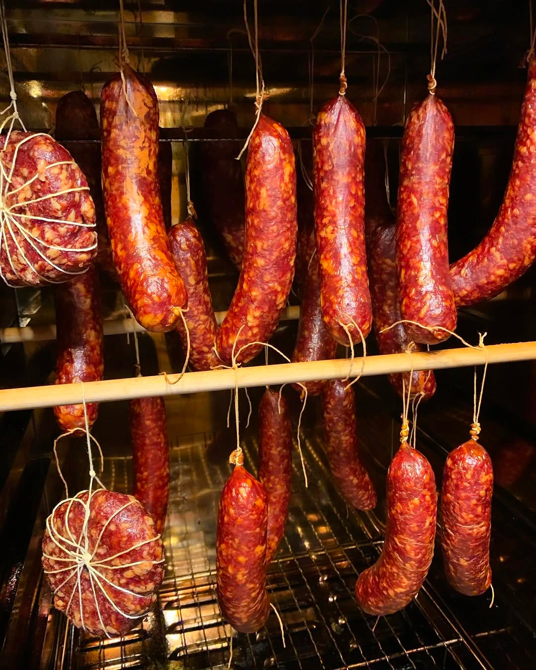 Elektrická vs. drevená udiareň: Ktorá je pre vás ta pravá?